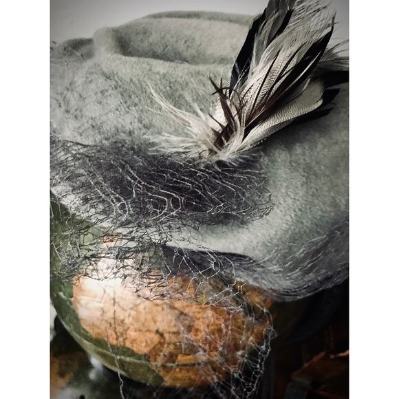 Rare vintage hat with mesh veil and feather in grey - Picture 5 of 5